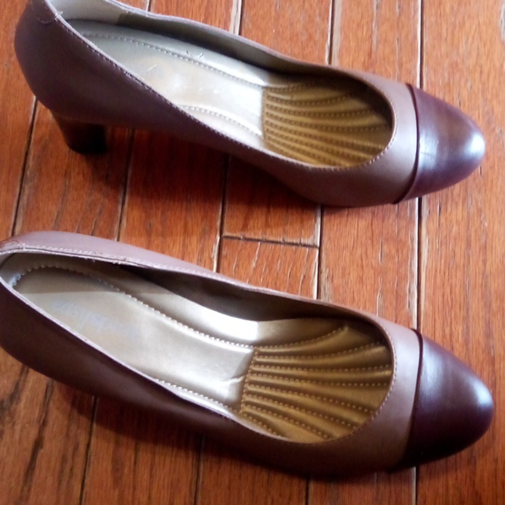 Easy Spirit Tan/Brown 4 inch /81/2 W//Soft Padded foot insoles